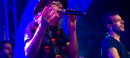 BARCELONA, ESPAÑA – JULIO 14. Buhos en concierto como parte del Clotilde Fest en los Jardines del Palau Robert el 14 de julio de 2022 en Barcelona, España. (Foto por Fernando Pérez)