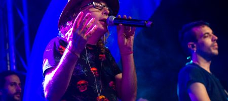 BARCELONA, ESPAÑA – JULIO 14. Buhos en concierto como parte del Clotilde Fest en los Jardines del Palau Robert el 14 de julio de 2022 en Barcelona, España. (Foto por Fernando Pérez)
