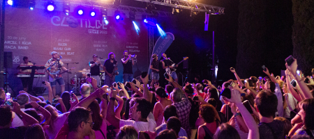 BARCELONA, ESPAÑA – JULIO 14. Buhos en concierto como parte del Clotilde Fest en los Jardines del Palau Robert el 14 de julio de 2022 en Barcelona, España. (Foto por Fernando Pérez) Sara Roy Buhos