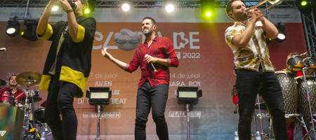 BARCELONA, ESPAÑA – JULIO 21. La Pegatina en concierto como parte del Clotilde Fest en los Jardines del Palau Robert el 21 de julio de 2022 en Barcelona, España. (Foto por Fernando Pérez)