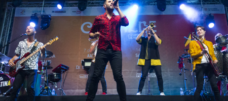 BARCELONA, ESPAÑA – JULIO 21. La Pegatina en concierto como parte del Clotilde Fest en los Jardines del Palau Robert el 21 de julio de 2022 en Barcelona, España. (Foto por Fernando Pérez) Samantha La Pegatina