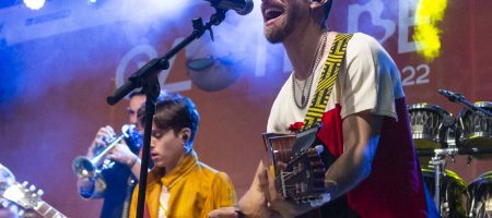 BARCELONA, ESPAÑA – JULIO 21. La Pegatina en concierto como parte del Clotilde Fest en los Jardines del Palau Robert el 21 de julio de 2022 en Barcelona, España. (Foto por Fernando Pérez) Samantha La Pegatina