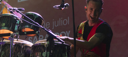 BARCELONA, ESPAÑA – JULIO 21. La Pegatina en concierto como parte del Clotilde Fest en los Jardines del Palau Robert el 21 de julio de 2022 en Barcelona, España. (Foto por Fernando Pérez)