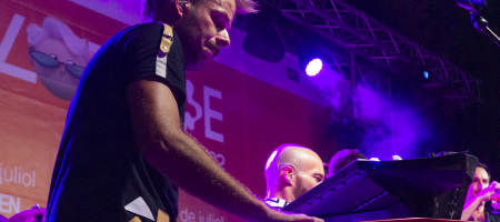 BARCELONA, ESPAÑA – JULIO 21. La Pegatina en concierto como parte del Clotilde Fest en los Jardines del Palau Robert el 21 de julio de 2022 en Barcelona, España. (Foto por Fernando Pérez) Samantha La Pegatina