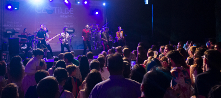 BARCELONA, ESPAÑA – JULIO 21. La Pegatina en concierto como parte del Clotilde Fest en los Jardines del Palau Robert el 21 de julio de 2022 en Barcelona, España. (Foto por Fernando Pérez) Samantha La Pegatina