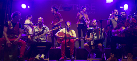 BARCELONA, ESPAÑA – JULIO 21. La Pegatina en concierto como parte del Clotilde Fest en los Jardines del Palau Robert el 21 de julio de 2022 en Barcelona, España. (Foto por Fernando Pérez)