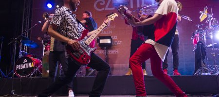 BARCELONA, ESPAÑA – JULIO 21. La Pegatina en concierto como parte del Clotilde Fest en los Jardines del Palau Robert el 21 de julio de 2022 en Barcelona, España. (Foto por Fernando Pérez)
