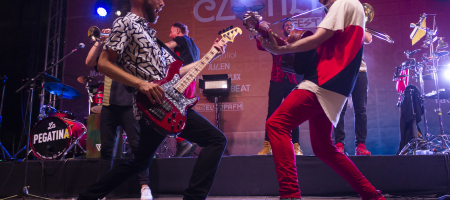 BARCELONA, ESPAÑA – JULIO 21. La Pegatina en concierto como parte del Clotilde Fest en los Jardines del Palau Robert el 21 de julio de 2022 en Barcelona, España. (Foto por Fernando Pérez)