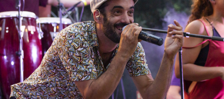 BARCELONA, ESPAÑA – JUNIO 30. Marcel i Julia en concierto como parte del Clotilde Fest en los Jardines del Palau Robert el 30 de junio de 2022 en Barcelona, España. (Foto por Fernando Pérez)