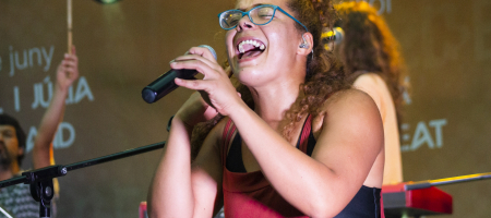 BARCELONA, ESPAÑA – JUNIO 30. Marcel i Julia en concierto como parte del Clotilde Fest en los Jardines del Palau Robert el 30 de junio de 2022 en Barcelona, España. (Foto por Fernando Pérez)