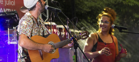 BARCELONA, ESPAÑA – JUNIO 30. Marcel i Julia en concierto como parte del Clotilde Fest en los Jardines del Palau Robert el 30 de junio de 2022 en Barcelona, España. (Foto por Fernando Pérez) Clotilde Fest