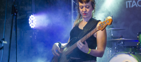 BARCELONA, ESPAÑA – JUNIO 30. Marcel i Julia en concierto como parte del Clotilde Fest en los Jardines del Palau Robert el 30 de junio de 2022 en Barcelona, España. (Foto por Fernando Pérez)