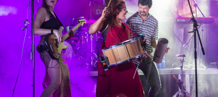 BARCELONA, ESPAÑA – JUNIO 30. Marcel i Julia en concierto como parte del Clotilde Fest en los Jardines del Palau Robert el 30 de junio de 2022 en Barcelona, España. (Foto por Fernando Pérez)