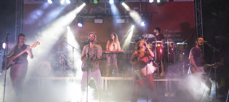 BARCELONA, ESPAÑA – JUNIO 30. Marcel i Julia en concierto como parte del Clotilde Fest en los Jardines del Palau Robert el 30 de junio de 2022 en Barcelona, España. (Foto por Fernando Pérez) Clotilde Fest