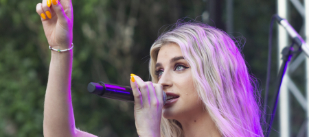 BARCELONA, ESPAÑA – JULIO 21. Samantha en concierto como parte del Clotilde Fest en los Jardines del Palau Robert el 21 de julio de 2022 en Barcelona, España. (Foto por Fernando Pérez) Samantha La Pegatina