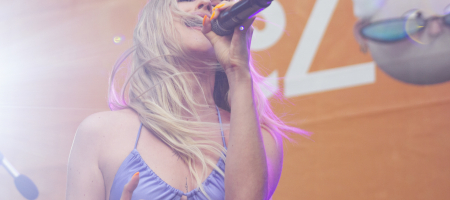 BARCELONA, ESPAÑA – JULIO 21. Samantha en concierto como parte del Clotilde Fest en los Jardines del Palau Robert el 21 de julio de 2022 en Barcelona, España. (Foto por Fernando Pérez) Samantha La Pegatina