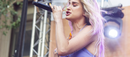 BARCELONA, ESPAÑA – JULIO 21. Samantha en concierto como parte del Clotilde Fest en los Jardines del Palau Robert el 21 de julio de 2022 en Barcelona, España. (Foto por Fernando Pérez) Samantha La Pegatina