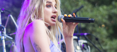 BARCELONA, ESPAÑA – JULIO 21. Samantha en concierto como parte del Clotilde Fest en los Jardines del Palau Robert el 21 de julio de 2022 en Barcelona, España. (Foto por Fernando Pérez) Samantha La Pegatina