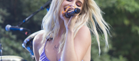 BARCELONA, ESPAÑA – JULIO 21. Samantha en concierto como parte del Clotilde Fest en los Jardines del Palau Robert el 21 de julio de 2022 en Barcelona, España. (Foto por Fernando Pérez)