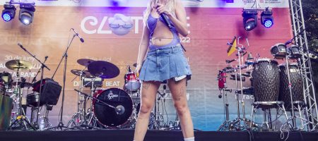 BARCELONA, ESPAÑA – JULIO 21. Samantha en concierto como parte del Clotilde Fest en los Jardines del Palau Robert el 21 de julio de 2022 en Barcelona, España. (Foto por Fernando Pérez) Samantha La Pegatina