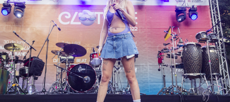 BARCELONA, ESPAÑA – JULIO 21. Samantha en concierto como parte del Clotilde Fest en los Jardines del Palau Robert el 21 de julio de 2022 en Barcelona, España. (Foto por Fernando Pérez) Samantha La Pegatina