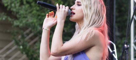 BARCELONA, ESPAÑA – JULIO 21. Samantha en concierto como parte del Clotilde Fest en los Jardines del Palau Robert el 21 de julio de 2022 en Barcelona, España. (Foto por Fernando Pérez) Samantha La Pegatina