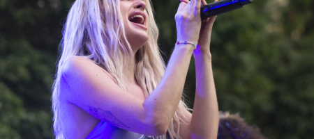 BARCELONA, ESPAÑA – JULIO 21. Samantha en concierto como parte del Clotilde Fest en los Jardines del Palau Robert el 21 de julio de 2022 en Barcelona, España. (Foto por Fernando Pérez) Samantha La Pegatina