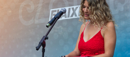 BARCELONA, ESPAÑA – JULIO 14. Sara Roy en concierto como parte del Clotilde Fest en los Jardines del Palau Robert el 14 de julio de 2022 en Barcelona, España. (Foto por Fernando Pérez)