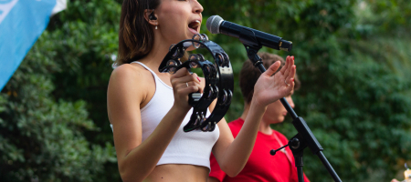 BARCELONA, ESPAÑA – JULIO 14. Sara Roy en concierto como parte del Clotilde Fest en los Jardines del Palau Robert el 14 de julio de 2022 en Barcelona, España. (Foto por Fernando Pérez)