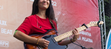 BARCELONA, ESPAÑA – JULIO 14. Sara Roy en concierto como parte del Clotilde Fest en los Jardines del Palau Robert el 14 de julio de 2022 en Barcelona, España. (Foto por Fernando Pérez)