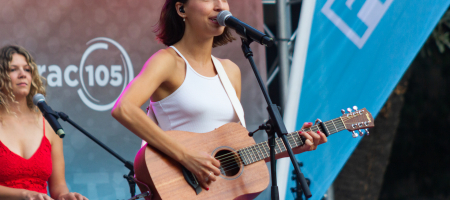 BARCELONA, ESPAÑA – JULIO 14. Sara Roy en concierto como parte del Clotilde Fest en los Jardines del Palau Robert el 14 de julio de 2022 en Barcelona, España. (Foto por Fernando Pérez) Sara Roy Buhos