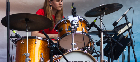 BARCELONA, ESPAÑA – JULIO 14. Sara Roy en concierto como parte del Clotilde Fest en los Jardines del Palau Robert el 14 de julio de 2022 en Barcelona, España. (Foto por Fernando Pérez)
