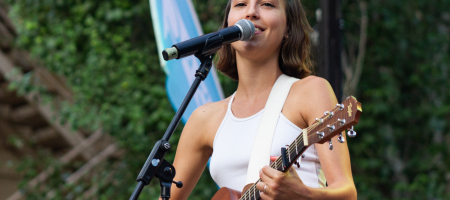 BARCELONA, ESPAÑA – JULIO 14. Sara Roy en concierto como parte del Clotilde Fest en los Jardines del Palau Robert el 14 de julio de 2022 en Barcelona, España. (Foto por Fernando Pérez)