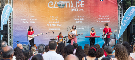 BARCELONA, ESPAÑA – JULIO 14. Sara Roy en concierto como parte del Clotilde Fest en los Jardines del Palau Robert el 14 de julio de 2022 en Barcelona, España. (Foto por Fernando Pérez)