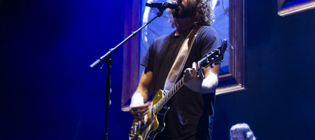 BARCELONA, ESPAÑA – OCTUBRE 8. IZAL en su último concierto en el Palau Sant Jordi el 8 de octubre de 2022 en Barcelona, España. (Foto por Fernando Pérez)