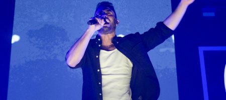 BARCELONA, ESPAÑA – NOVIEMBRE 25. Arnau Griso en su último concierto como agrupación en el Sant Jordi Club el 25 de noviembre de 2022 en Barcelona, España. (Foto por Fernando Pérez)