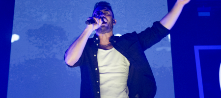 BARCELONA, ESPAÑA – NOVIEMBRE 25. Arnau Griso en su último concierto como agrupación en el Sant Jordi Club el 25 de noviembre de 2022 en Barcelona, España. (Foto por Fernando Pérez)