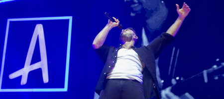 BARCELONA, ESPAÑA – NOVIEMBRE 25. Arnau Griso en su último concierto como agrupación en el Sant Jordi Club el 25 de noviembre de 2022 en Barcelona, España. (Foto por Fernando Pérez)