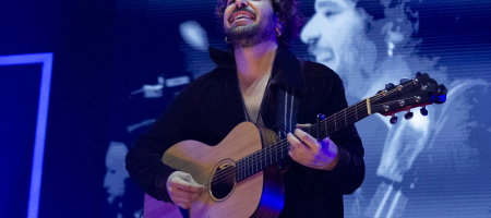 BARCELONA, ESPAÑA – NOVIEMBRE 25. Arnau Griso en su último concierto como agrupación en el Sant Jordi Club el 25 de noviembre de 2022 en Barcelona, España. (Foto por Fernando Pérez)