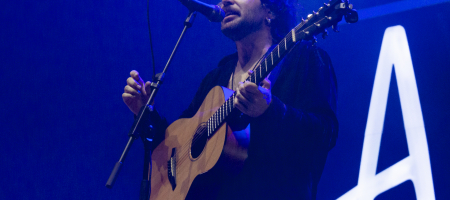 BARCELONA, ESPAÑA – NOVIEMBRE 25. Arnau Griso en su último concierto como agrupación en el Sant Jordi Club el 25 de noviembre de 2022 en Barcelona, España. (Foto por Fernando Pérez)