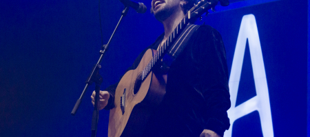 BARCELONA, ESPAÑA – NOVIEMBRE 25. Arnau Griso en su último concierto como agrupación en el Sant Jordi Club el 25 de noviembre de 2022 en Barcelona, España. (Foto por Fernando Pérez) Arnau Griso Adiós