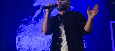 BARCELONA, ESPAÑA – NOVIEMBRE 25. Arnau Griso en su último concierto como agrupación en el Sant Jordi Club el 25 de noviembre de 2022 en Barcelona, España. (Foto por Fernando Pérez)