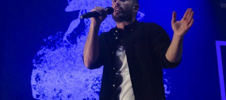 BARCELONA, ESPAÑA – NOVIEMBRE 25. Arnau Griso en su último concierto como agrupación en el Sant Jordi Club el 25 de noviembre de 2022 en Barcelona, España. (Foto por Fernando Pérez)