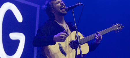 BARCELONA, ESPAÑA – NOVIEMBRE 25. Arnau Griso en su último concierto como agrupación en el Sant Jordi Club el 25 de noviembre de 2022 en Barcelona, España. (Foto por Fernando Pérez)
