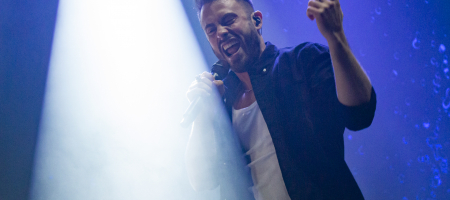 BARCELONA, ESPAÑA – NOVIEMBRE 25. Arnau Griso en su último concierto como agrupación en el Sant Jordi Club el 25 de noviembre de 2022 en Barcelona, España. (Foto por Fernando Pérez)